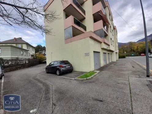 Parking à  Chambéry (73000),  pièces