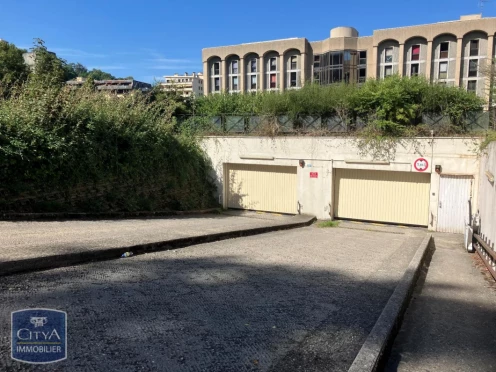 Parking à  Chambéry (73000),  pièces