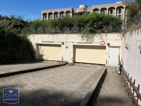 Parking à  Chambéry (73000),  pièces