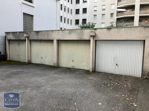 Parking à  Chambéry (73000),  pièces